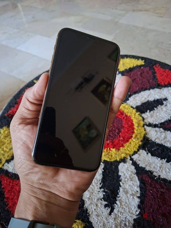 iPhone 11 Pro, 512 GB Gold. 7