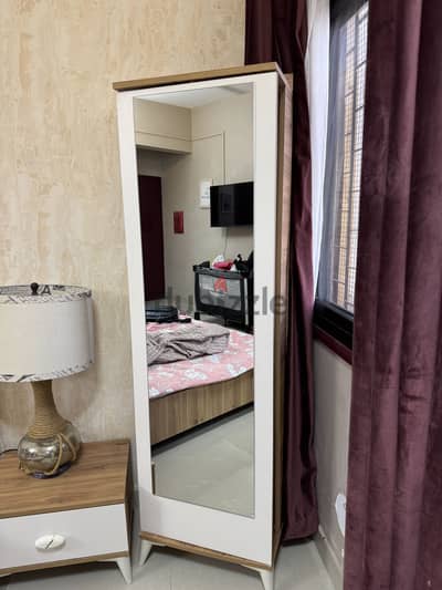 Standing mirror