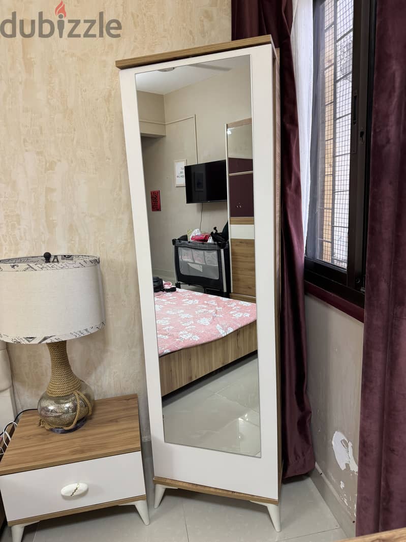 Standing mirror 1