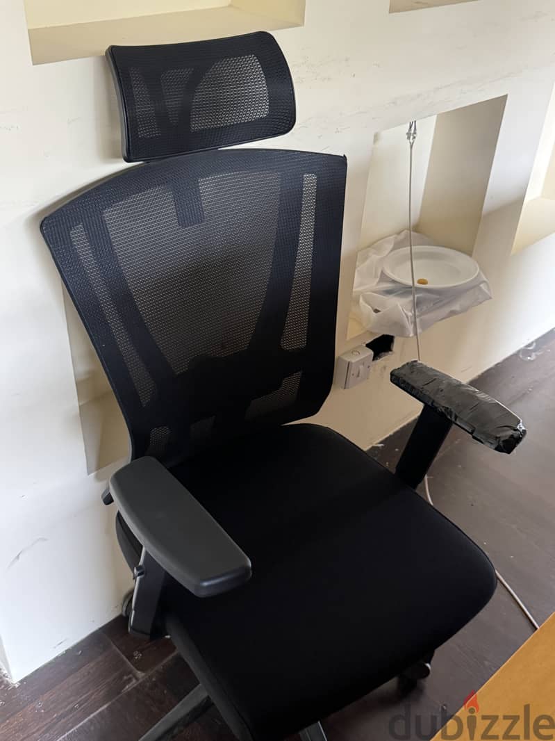 Countertop table and 4 chairs 3