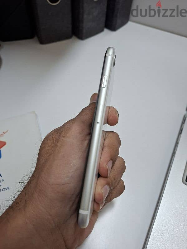 iPhone SE2, 256GB, Silver white, Battery 82% 5