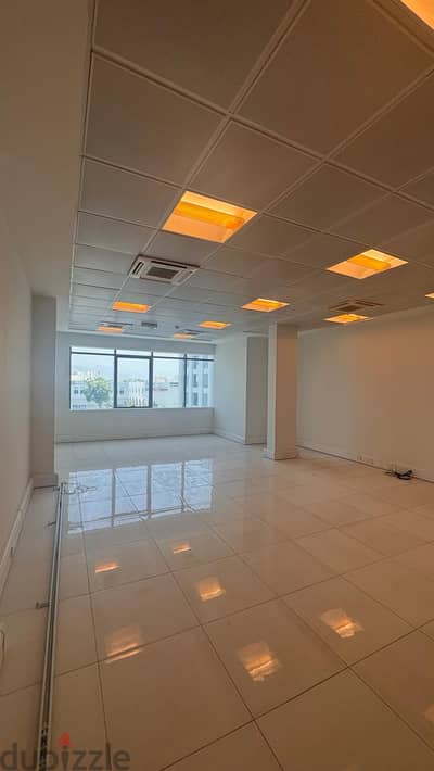 مكتب للايجار  في القرم 45 متر مساحه مفتوحه/ Office For Rent In Qurm, 45 SQM, open space