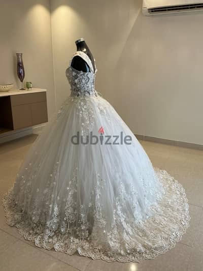 8 wedding dresses ,8 veils, jupouns different size,one cape
