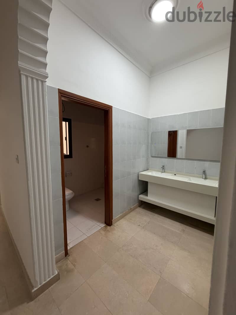 Villa Standalone 6BHK for rent in Sarouj Qurum 3