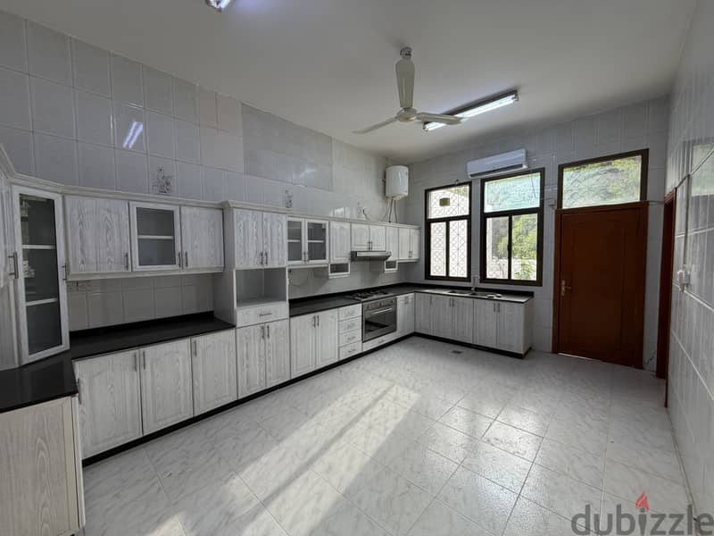 Villa Standalone 6BHK for rent in Sarouj Qurum 5