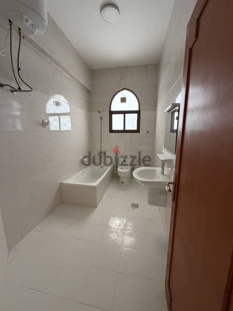 Villa Standalone 6BHK for rent in Sarouj Qurum 11