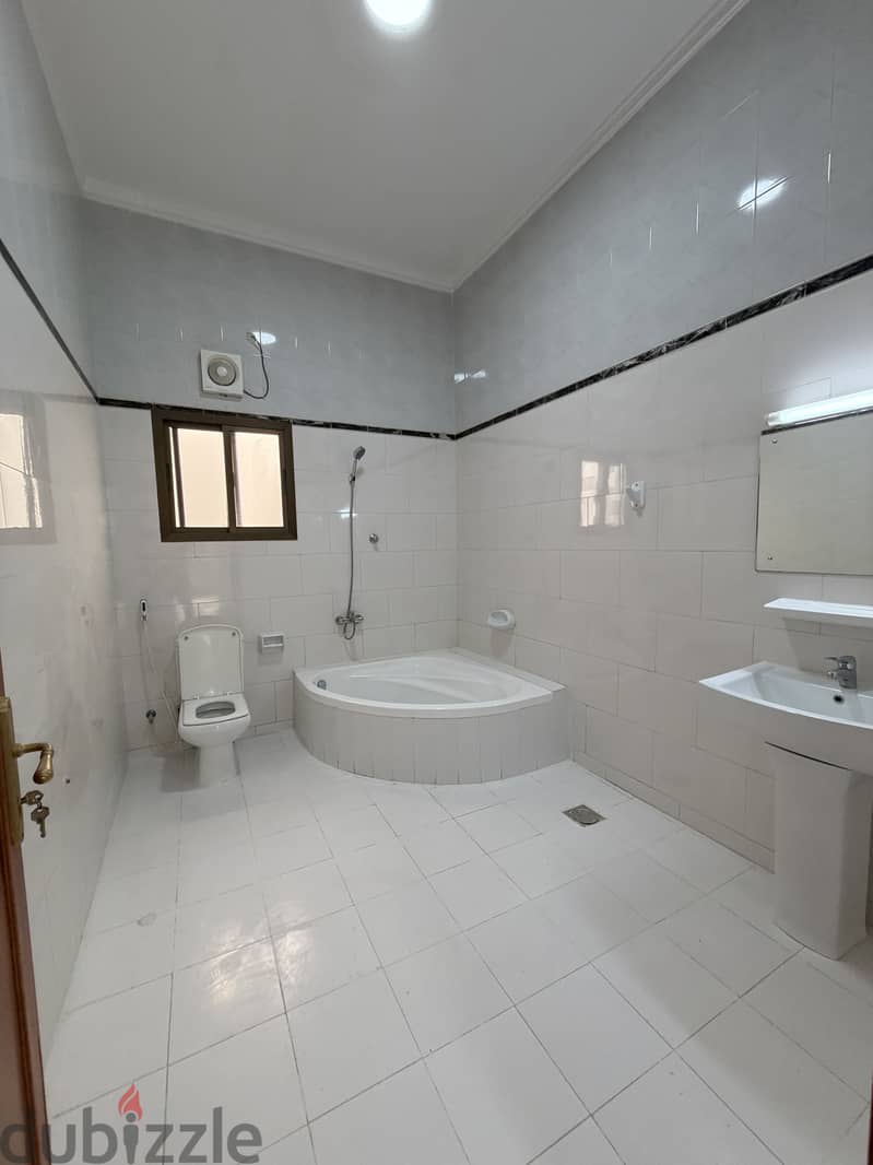 Villa Standalone 6BHK for rent in Sarouj Qurum 16