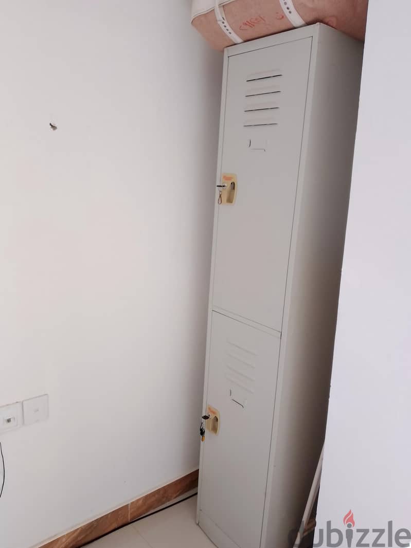 metal single capoard with 2 separete doors with keys 2