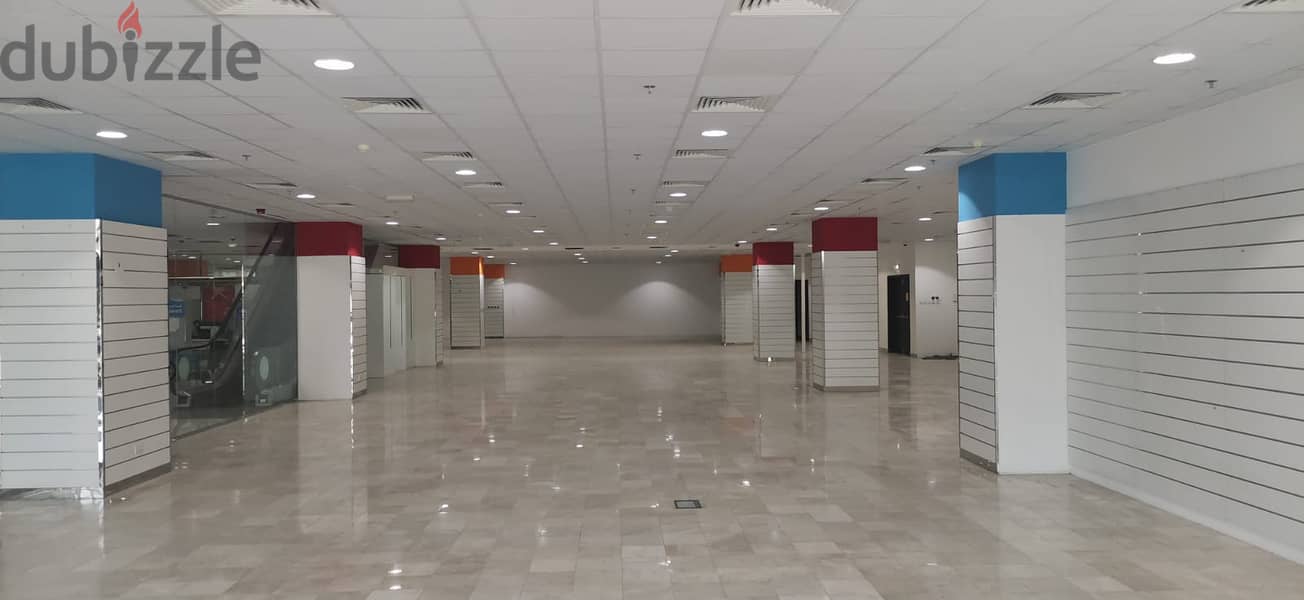 Showroom for rent in MIC building - 2