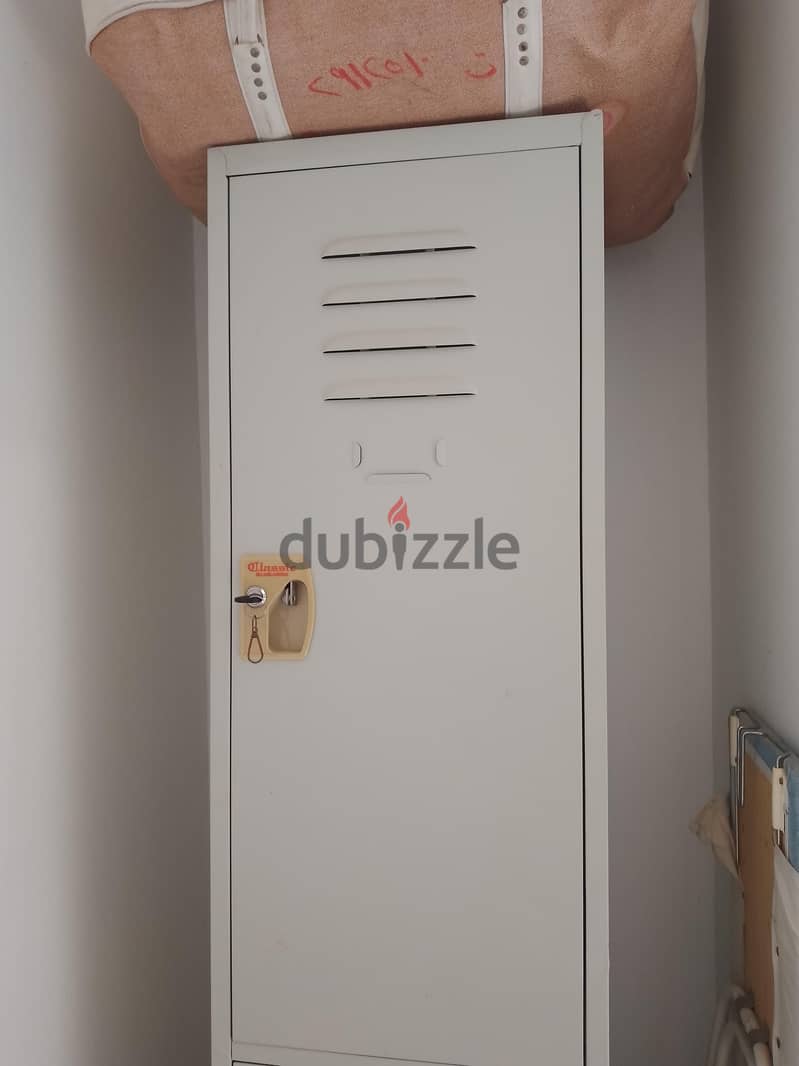 metal single capoard with 2 separete doors with keys 6