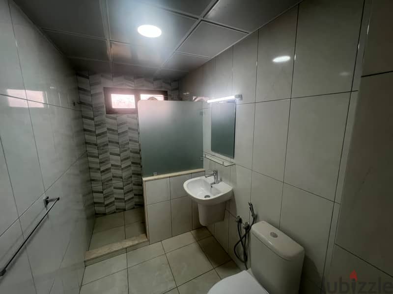 شقة غرفتين وصالة (2BHK) للإيجار في روي – 300 ريال عمانيUMA23A 3