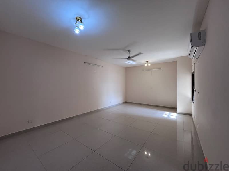 3 BR Spacious Apartment in Al Khuwair – Service Road 3