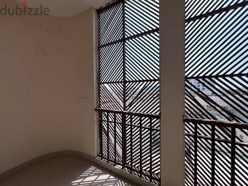 3 BR Spacious Apartment in Al Khuwair – Service Road 10