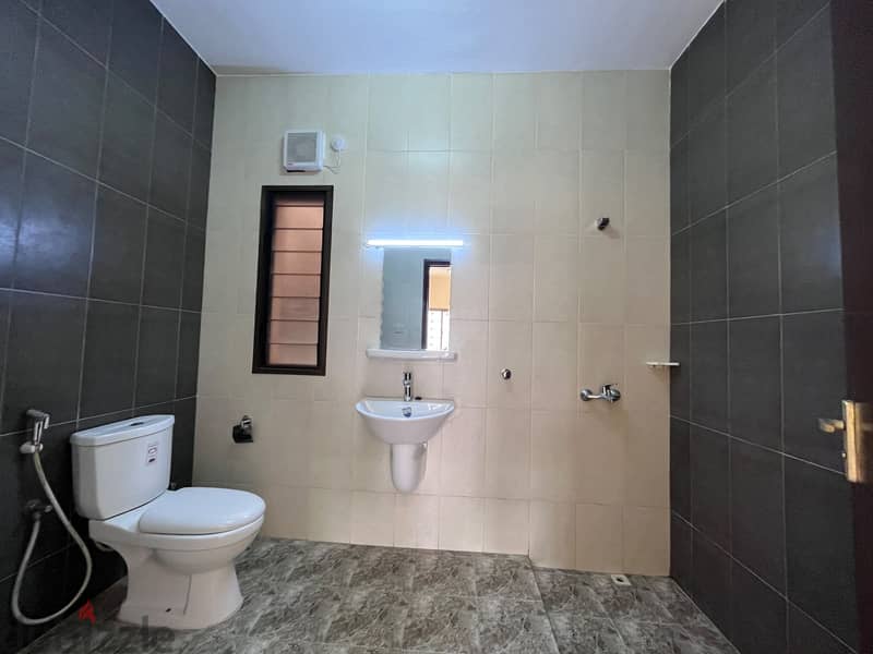3 BR Spacious Apartment in Al Khuwair – Service Road 11