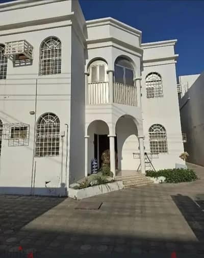 للبيع فيلا في الخوير بالقرب من مستشفى صاغر دخلها ٩٠٠ ريال شهرا