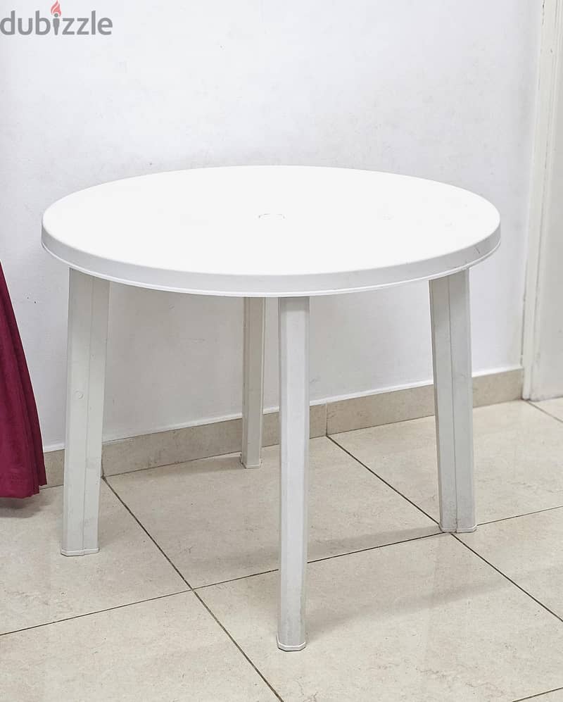 plastic round table 1