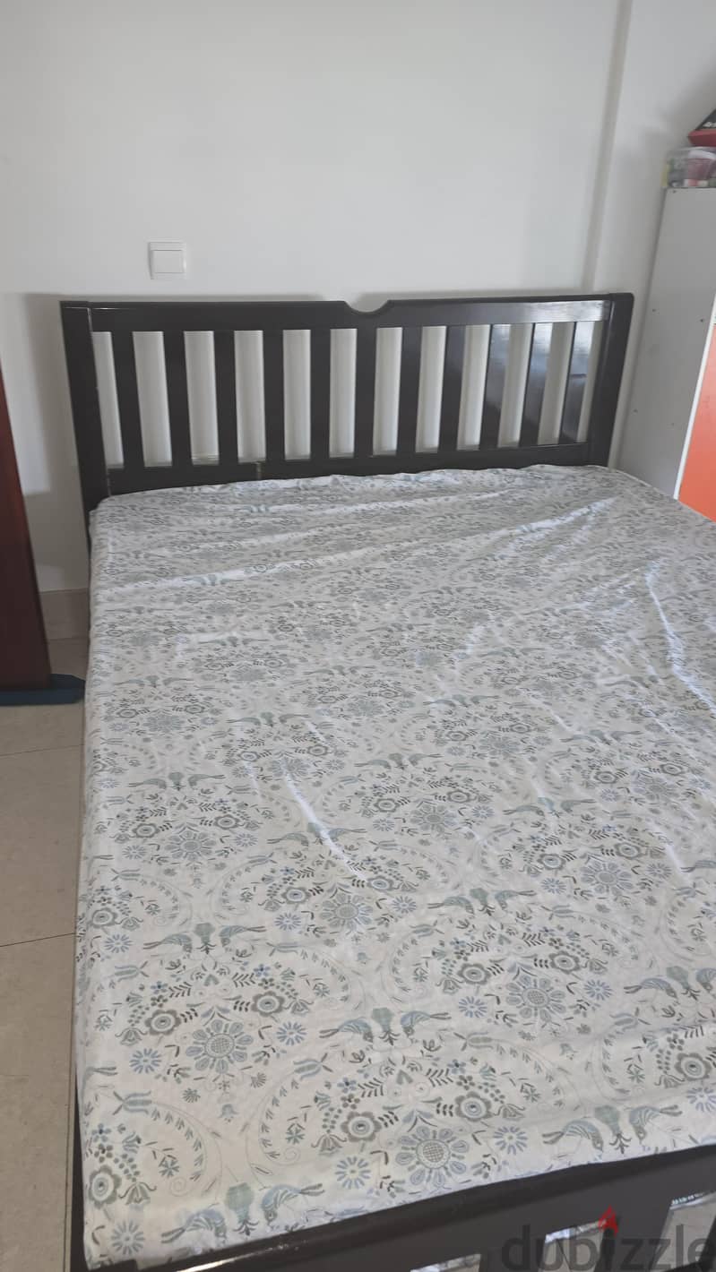 Queen size bed 1