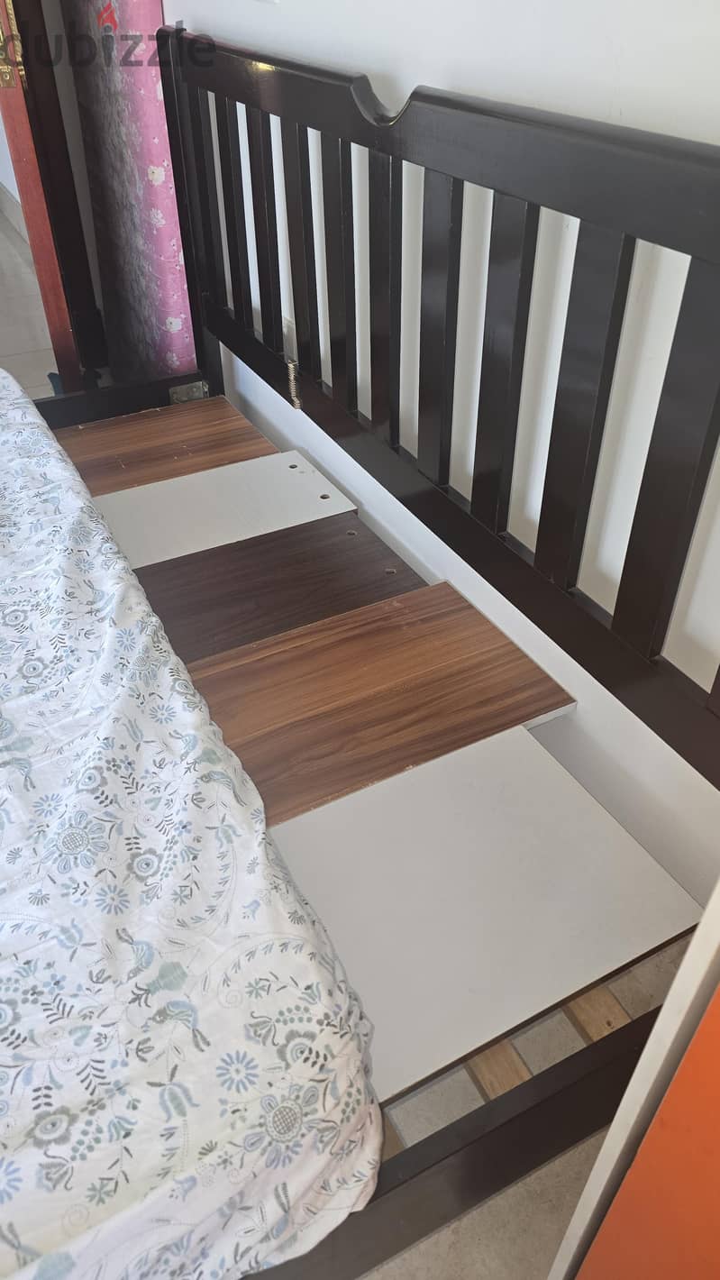 Queen size bed 2