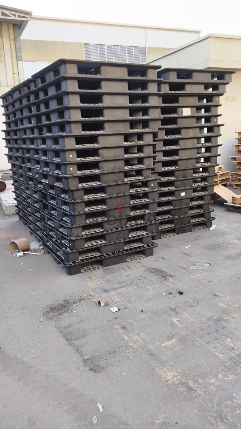plastic and wooden pallet. drum. ibc tank 5