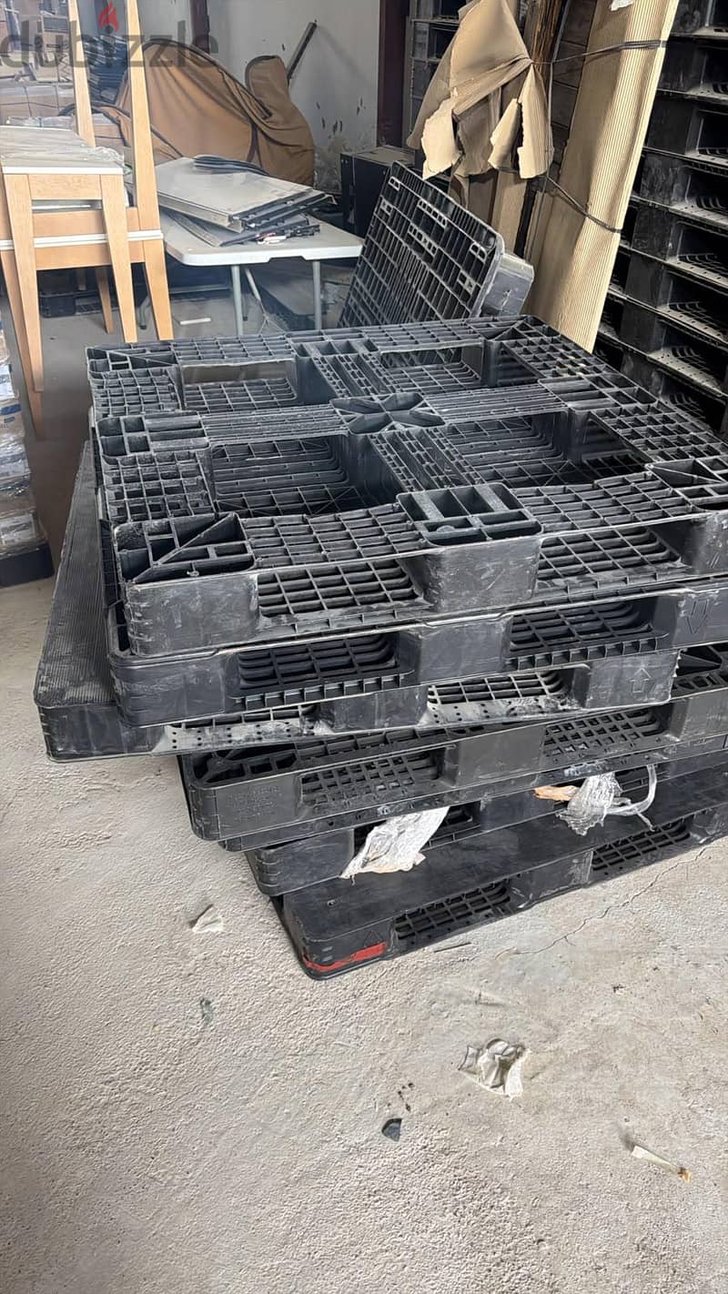 plastic and wooden pallet. drum. ibc tank 13
