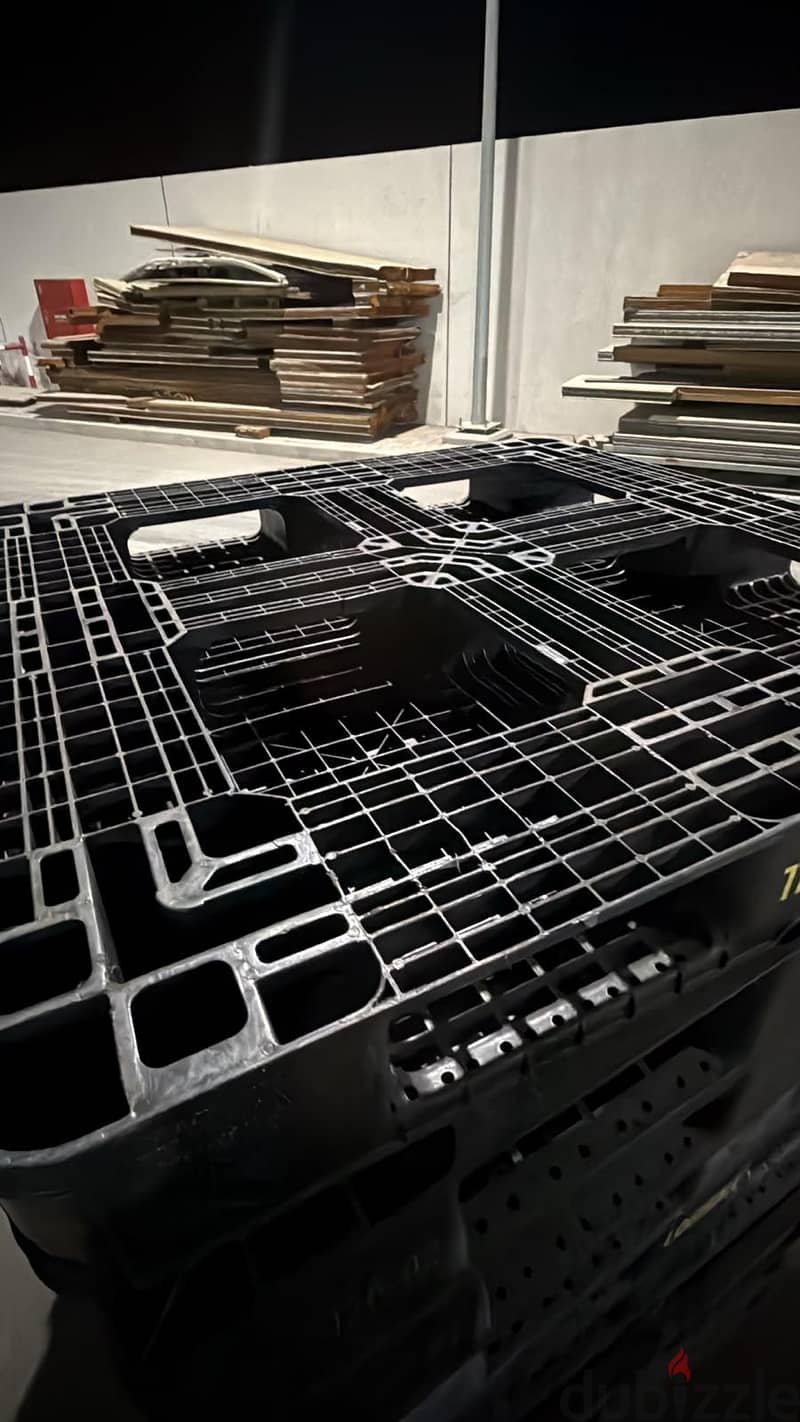 plastic and wooden pallet. drum. ibc tank 19