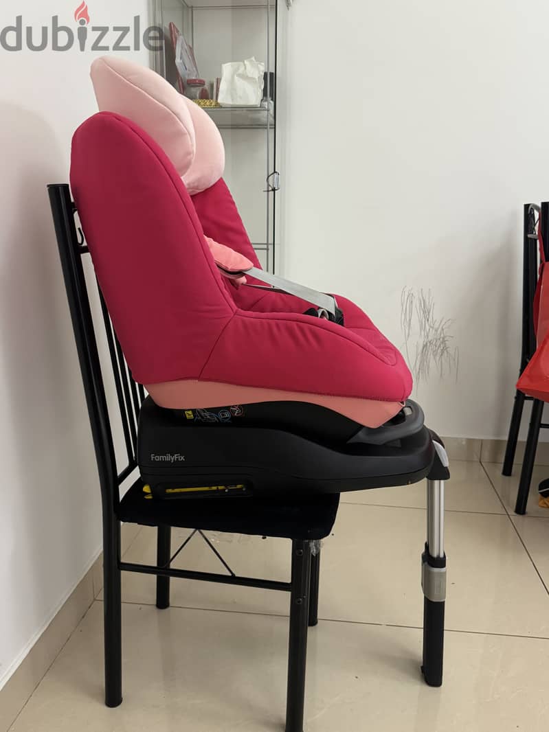 Maxi-Cosi  Car seat with familyfix ISOFIX 2