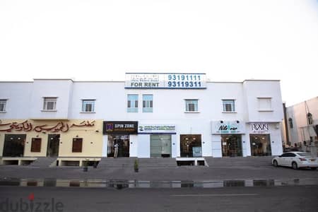 محل على الشارع الرئيسي وبجانب اشهر المطاعم في الخوض طريق الجامعة