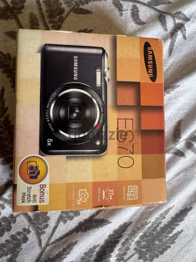 Samsung ES70 12.2MP Digital compact camera + all accessories and bag