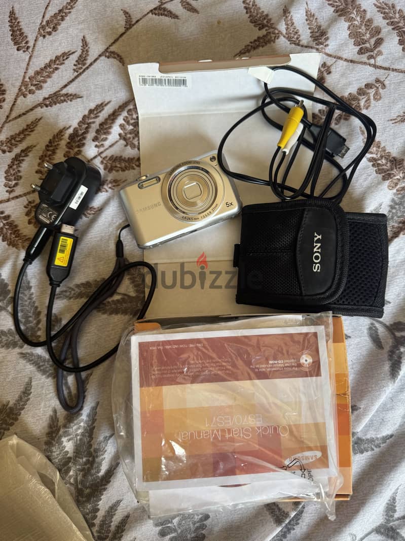 Samsung ES70 12.2MP Digital compact camera + all accessories and bag 3