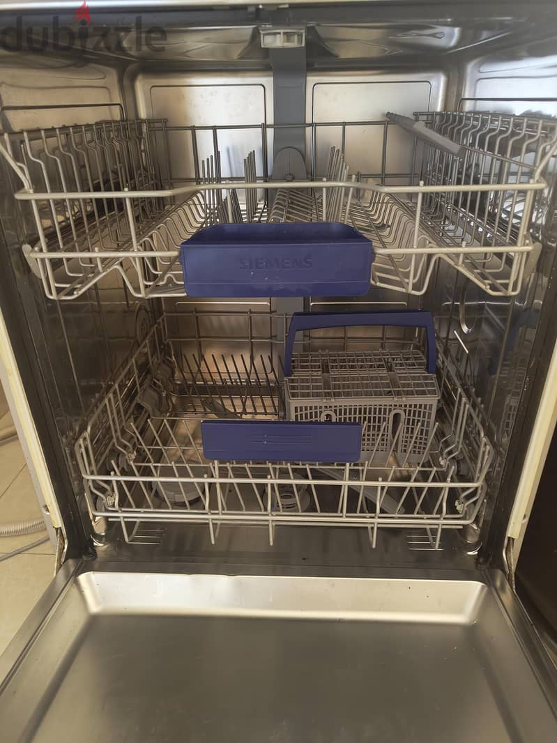 dishwasher in very good condition overall 1