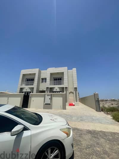 *شقة راقية للبيع في المعبيلة الثامنة – داخل منزل**  **Luxury Apartment for Sale in Al Maabilah 8 –