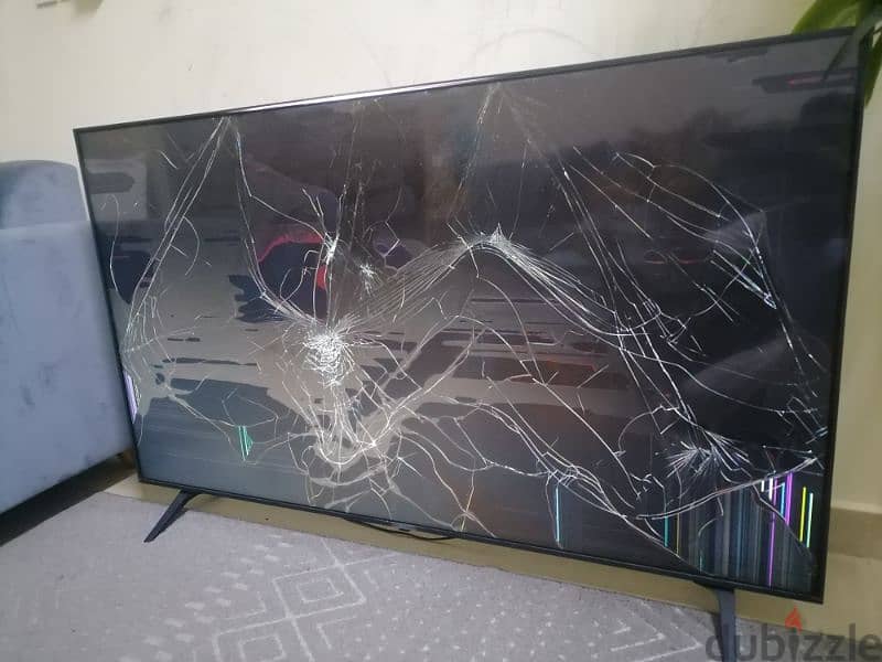 LG TV 65 " smart 4k UHD with broken screen for 40 RO 1