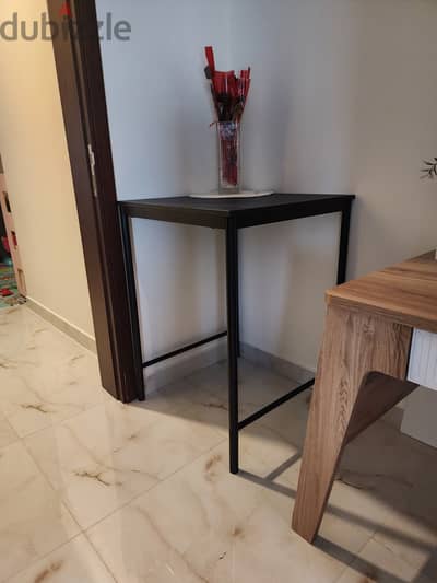 ikea table , barely used طاولة من ايكيا شبه جديدة