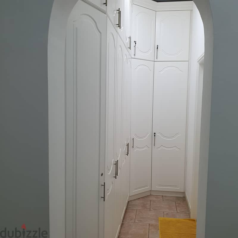 furnished rooms attach washroom,balcony, sharing kitchen all facility 6