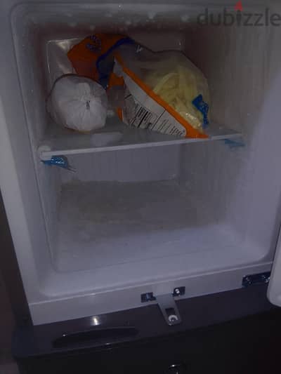 ثلاجة متوسطة الحجم 180لتر  Clean, medium-sized 180-liter refrigerator