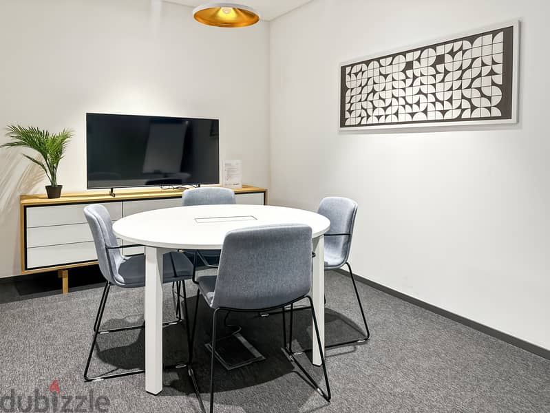 Open plan office space for 10 persons in Muscat, Pearl Square 4