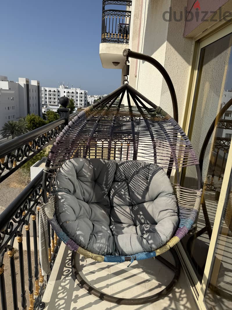 Solid outdoor swing in perfect condition 1