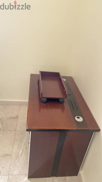 طاولة مكتبية مع كرسي