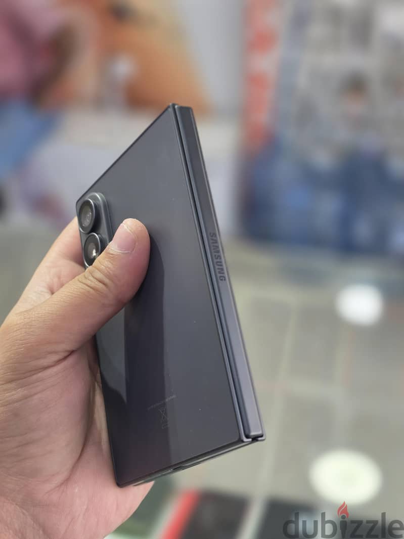 Samsung Z Fold 8 only 3 days used 6