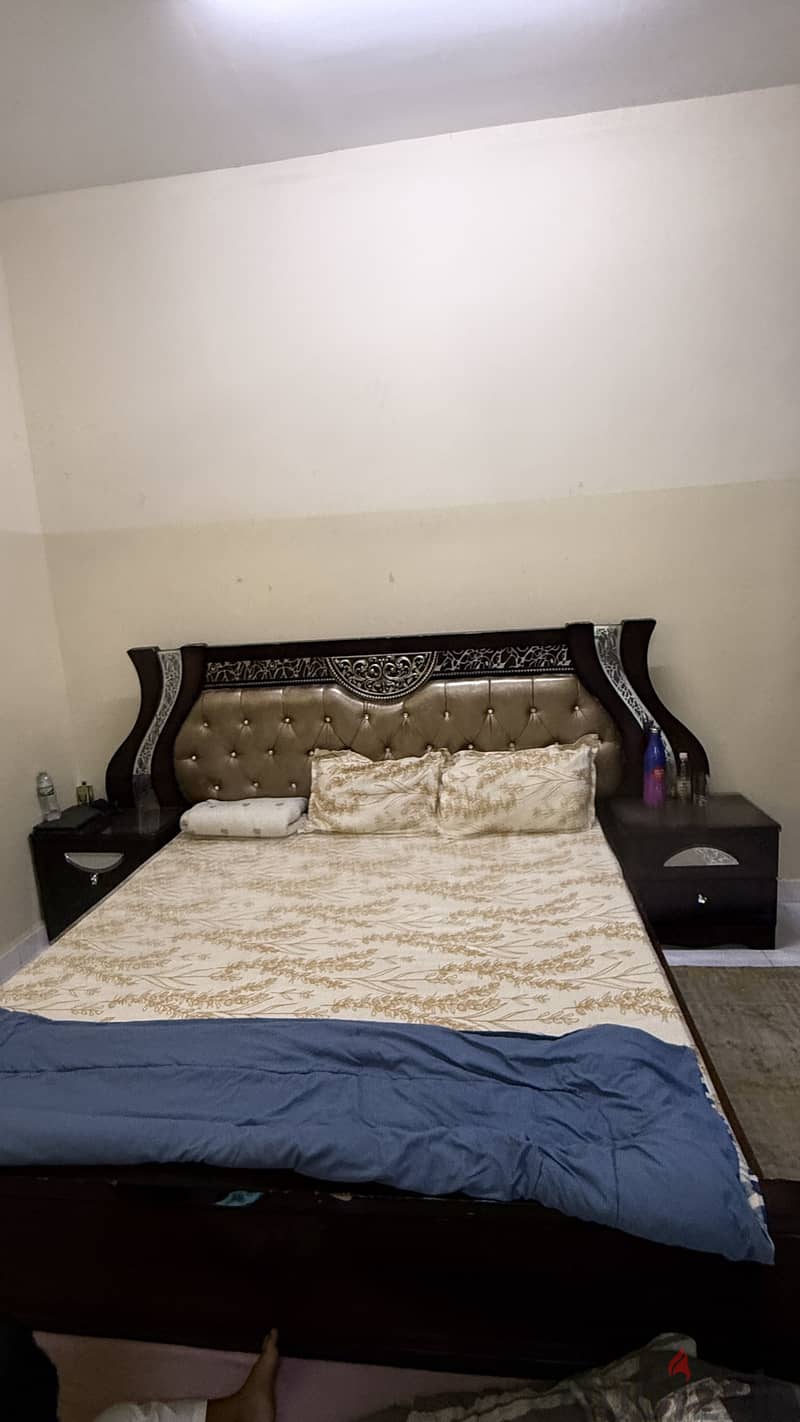 King size bed in good condition, available in Nizwa 1