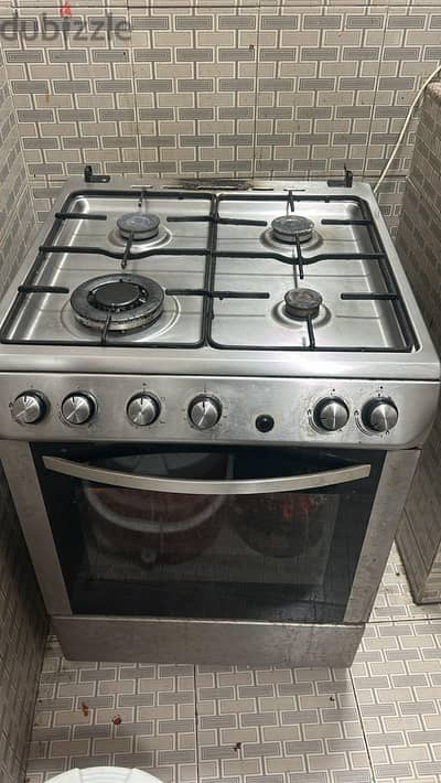 طباخة غاز للبيع. بحالة شبه جديدة . Stove for Sale