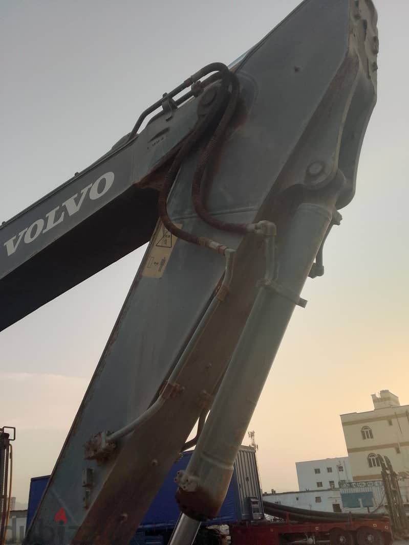 حفار فولفو 8
