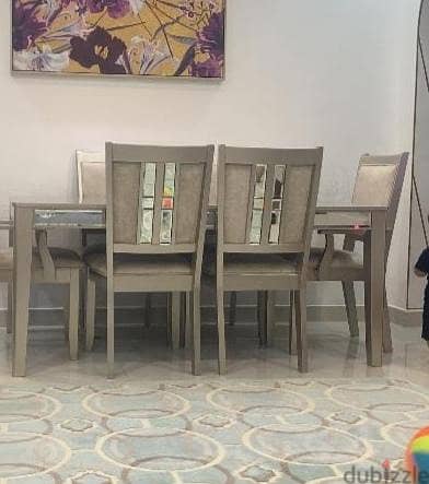 طاولة بكراسيها