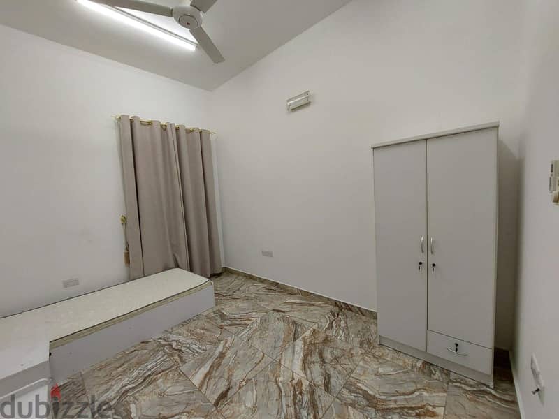 غرفه  للموظفات مع دورة مياه خارجية ف الغبره الجنوبيه Room for rent 1