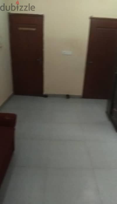 يوجد غرفة واسعة للإيجار big room available for rent