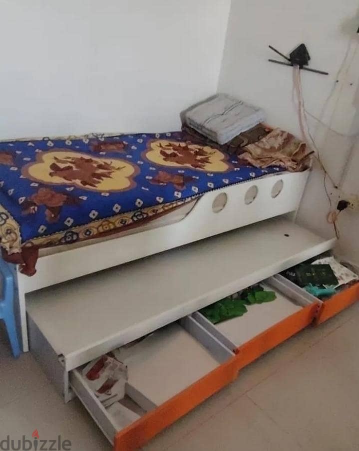 Kids Trundle bed (with pull out bed and storage drawers ), + 2 mattres 1