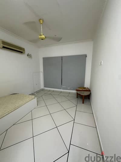 A room with a semi-furnished bathroom in Al-azaiba neaغرفة بحمام شبه مفروشة بالعذيبة قرب الفير ماركت