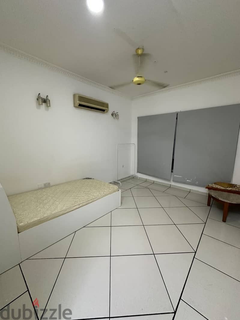 A room with a semi-furnished bathroom in Al-azaiba neaغرفة بحمام شبه مفروشة بالعذيبة قرب الفير ماركت 1