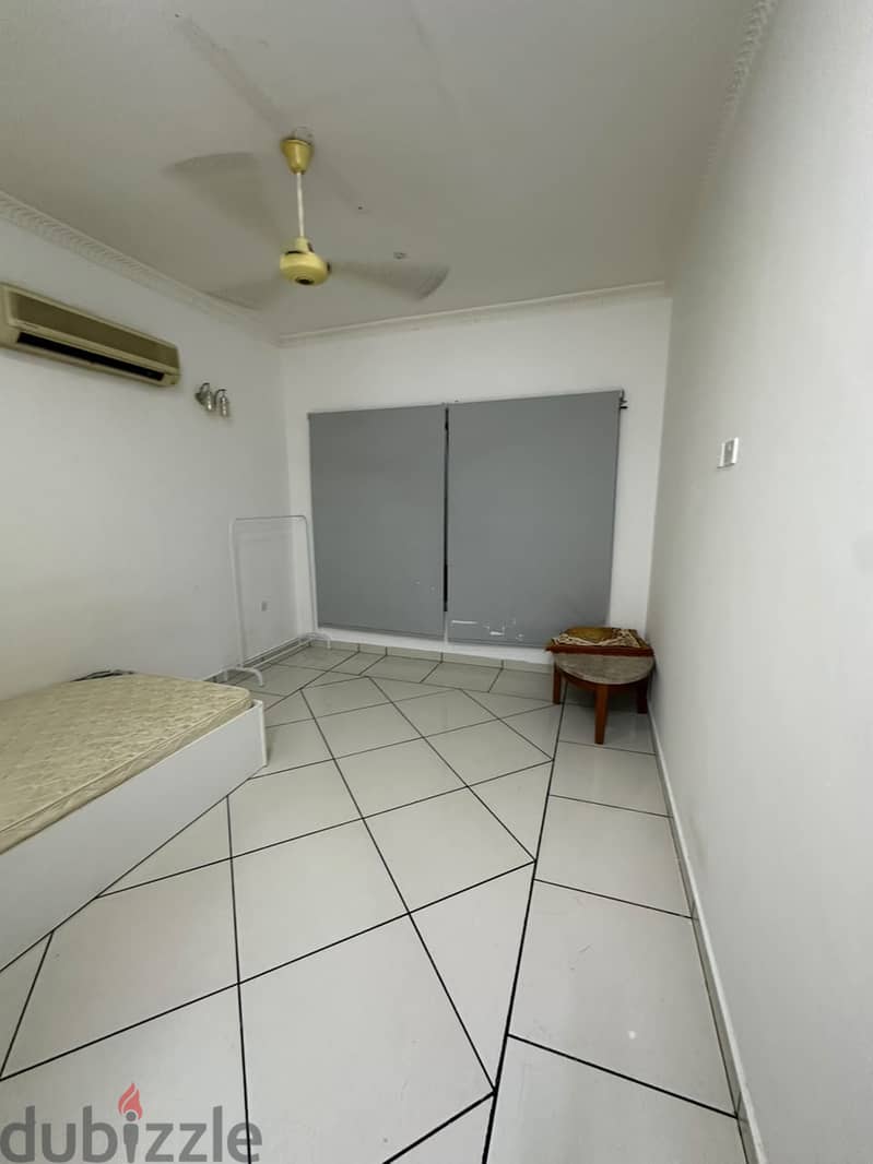 A room with a semi-furnished bathroom in Al-azaiba neaغرفة بحمام شبه مفروشة بالعذيبة قرب الفير ماركت 2