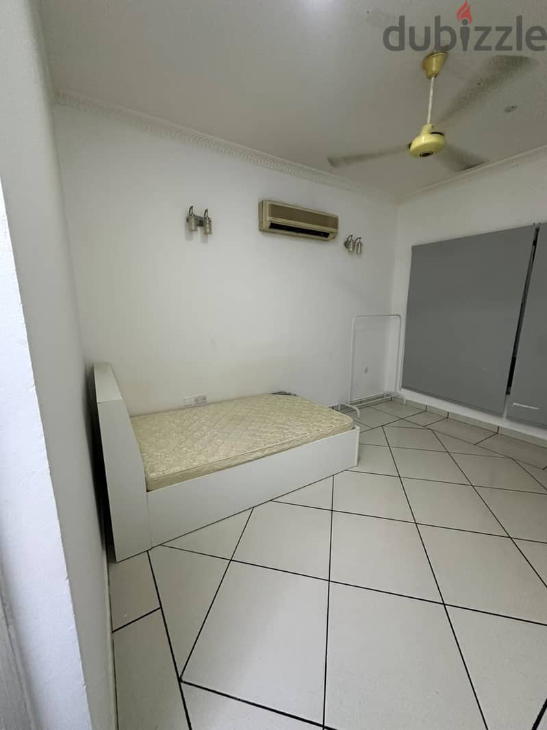 A room with a semi-furnished bathroom in Al-azaiba neaغرفة بحمام شبه مفروشة بالعذيبة قرب الفير ماركت 3